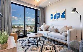 Burmeister 606 - Top Floor 2 Bedroom Apartment With Ocean Views - Onsite Parking